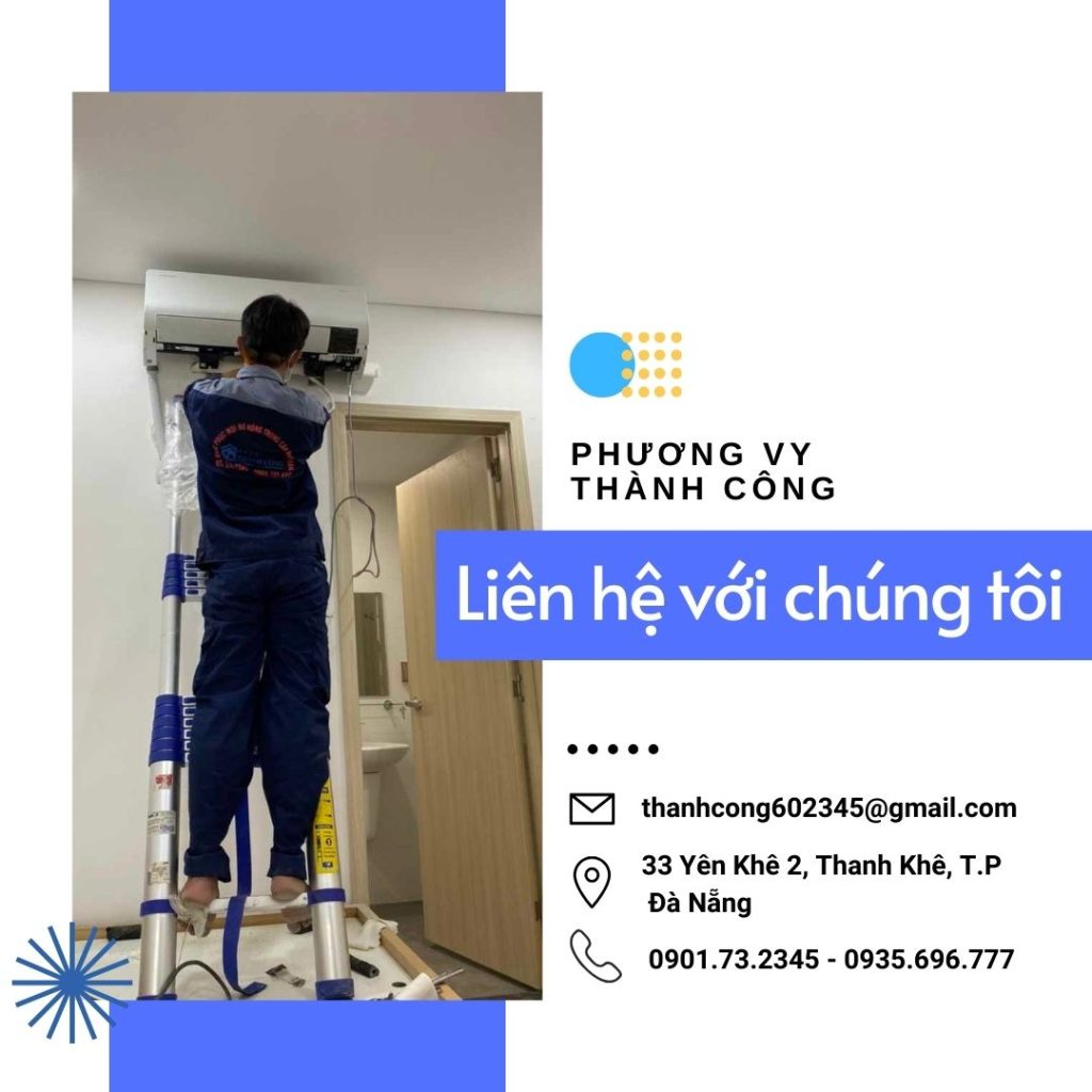 Kỹ thuật viên mặc đồng phục đứng trên thang nhôm đang lắp đặt máy điều hòa treo tường trong một căn phòng, kèm khối thông tin liên hệ của công ty ở bên phải.